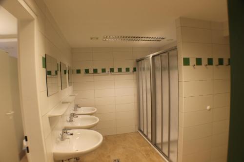 y baño con 3 lavabos y ducha. en Jugendgästehaus St. Gilgen, en Sankt Gilgen