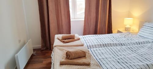 Una cama o camas en una habitación de Apartmani ZAT