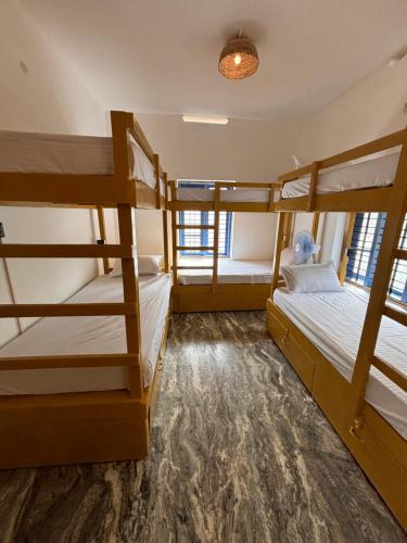 Barefoot Hostels, Varkala tesisinde bir odada yatak veya yataklar