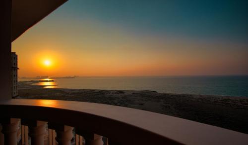 Bilde i galleriet til Brand new with sea and sunset view i Ras al Khaimah