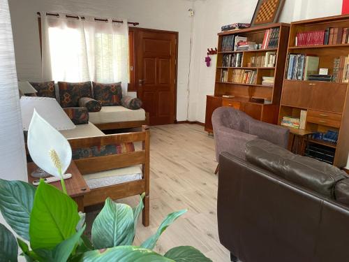 a living room with a couch and bookshelves at Magnolio in Colonia del Sacramento