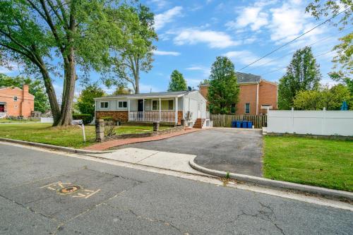 eine leere Straße vor einem Haus in der Unterkunft Escape to our cozy 3 Bed Rm 2 Bath Unit in Alexandria VA in Alexandria