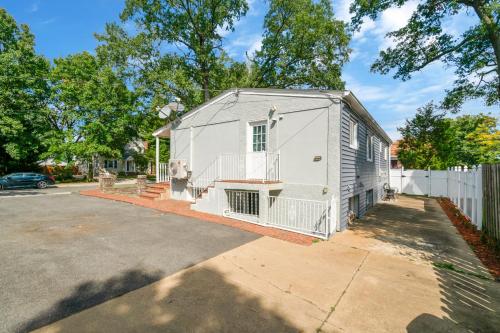 ein großes weißes Gebäude auf einem Parkplatz in der Unterkunft Escape to our cozy 3 Bed Rm 2 Bath Unit in Alexandria VA in Alexandria