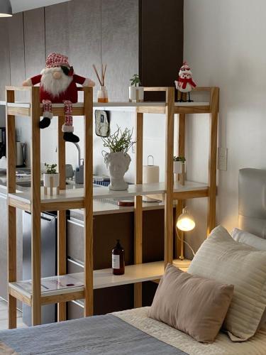 Una habitación con estanterías de madera con Santa Claus. en MAO Buenos Aires - Apt. en Recoleta, en Buenos Aires