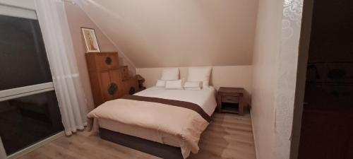 A bed or beds in a room at Villa des Climats Bourgogne