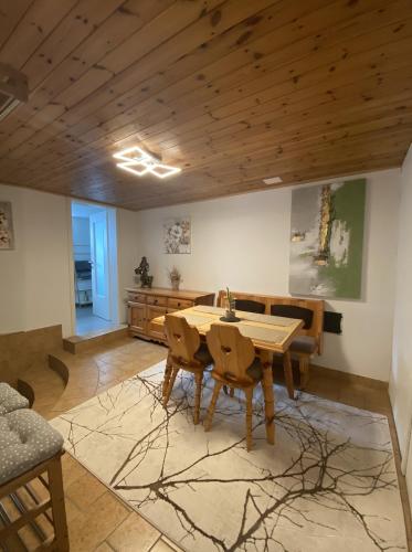 uma sala de jantar com uma mesa e um piano em Ferienwohnung Jägerheim em Bürserberg