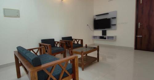 TV i/ili zabavni centar u objektu Hobiz Serviced Apartments Chalakuzhy Nr Medical College Trivandrum