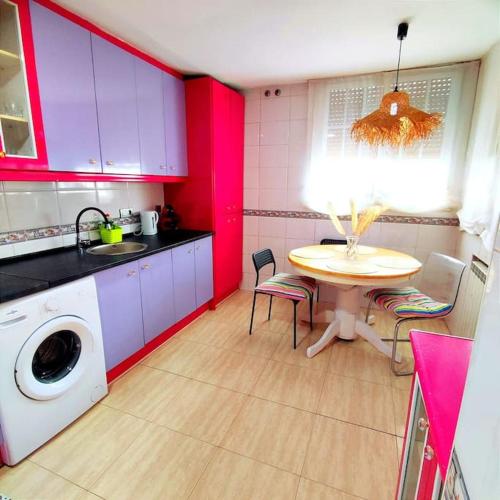 A kitchen or kitchenette at Casa grande 14 personas Getafe Madrid