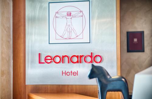 克洛滕Leonardo Hotel Zurich Airport的一张带有女人照片的酒店标志