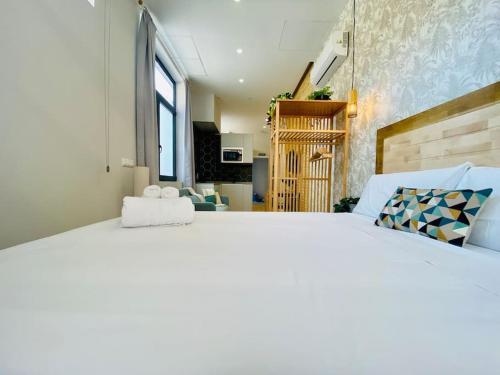 Cama ou camas em um quarto em Cabanyal Room 2 - Small & Stylish by the Beach