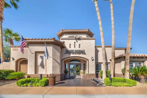 un edificio con palme di fronte ad esso di Hilton Vacation Club Desert Retreat Las Vegas a Las Vegas