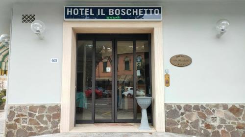 une entrée à un hôtel avec une porte en verre dans l'établissement Hotel Il Boschetto, à Pistoia