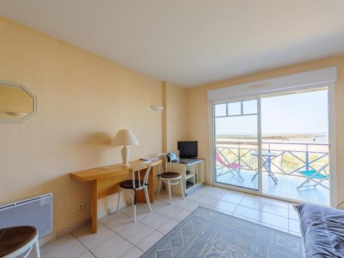 Un lugar para sentarse en Studio 4 pers. face mer avec balcon, parking privé, et accès direct plage à Châtelaillon-Plage - FR-1-535-22