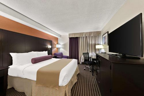 Televisyen dan/atau pusat hiburan di Best Western Plus Toronto North York Hotel & Suites