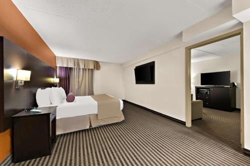 Televisyen dan/atau pusat hiburan di Best Western Plus Toronto North York Hotel & Suites