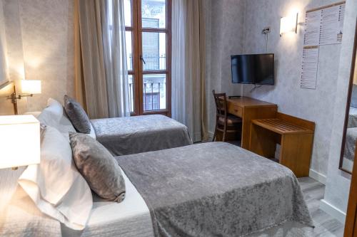 Ліжко або ліжка в номері Hotel Granada Centro