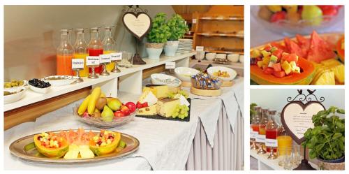 een buffet met groenten en fruit op een tafel bij Hotel Rex in Bad Wiessee