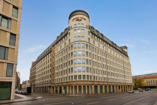 um grande edifício com um relógio no topo em Vienna House Easy by Wyndham Leipzig em Leipzig