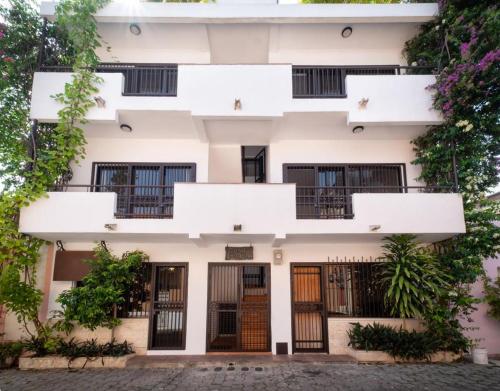 - un bâtiment blanc avec des portes et des fenêtres noires dans l'établissement Heritage Residences Santo Domingo, à Saint-Domingue