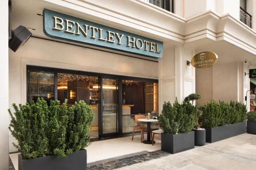 Bentley Hotel Old City-Special Class في إسطنبول: مدخل لفندق فيه خزاف نباتات أمامه