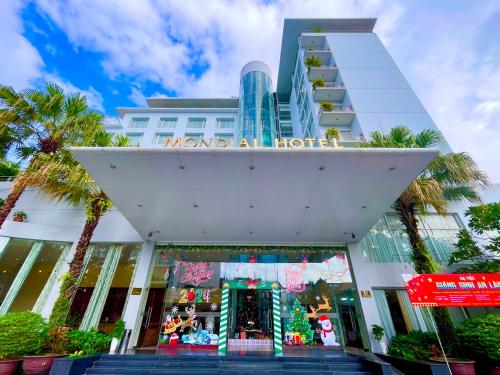 una tienda frente a un hotel morda con palmeras en Mondial Hotel Hue, en Hue