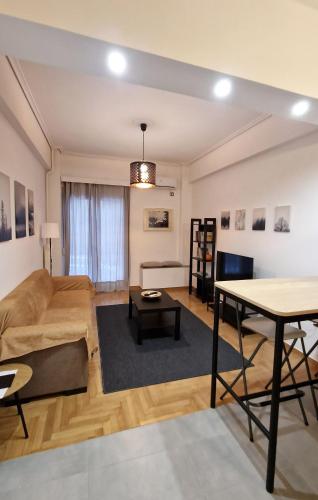 A seating area at Apartment in the heart of Athens