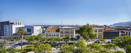 una vista aerea di una città con edifici e alberi di Luna Esperanca Centro Hotel a Setúbal