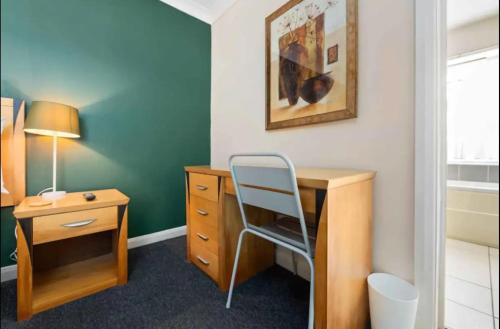 Area tempat duduk di Ensuite Room in Cardiff City Centre