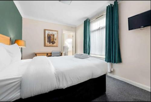 Tempat tidur dalam kamar di Ensuite Room in Cardiff City Centre