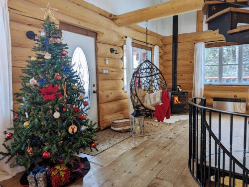 Снимка в галерията на Breathtaking log house with HotTub - Winter paradise in Tremblant в Saint-Faustin