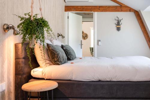 een slaapkamer met een bed met een hangplant bij B&B De Mansarde in Apeldoorn