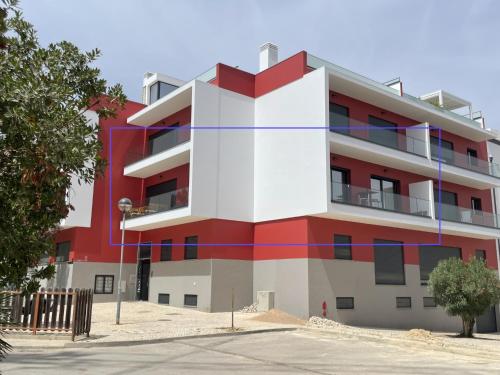 タヴィラにあるTaste Tavira (by Annick) fully equipped apartment, tastefully decorated, perfect location and free parkingric center of the city of Tavira.の赤白の建物