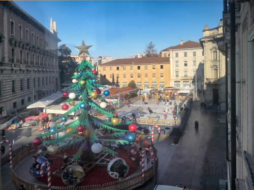 Un arbre de Noël au milieu d'une ville dans l'établissement Locanda San Paolo, à Monza