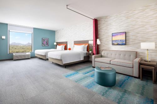 um quarto de hotel com duas camas e um sofá em Home2 Suites By Hilton North Scottsdale Near Mayo Clinic em Scottsdale