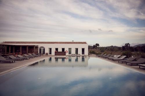 Swimmingpoolen hos eller tæt på Craveiral Farmhouse by Belong Staying & Feeling