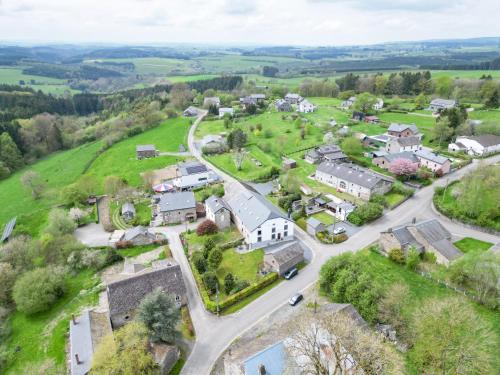 uma vista aérea de uma pequena aldeia com uma estrada em De Patuljak em Houffalize