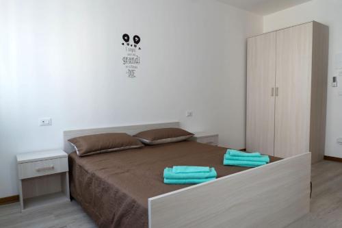 een slaapkamer met een groot bed en 2 handdoeken bij BnB Martin in Jesolo