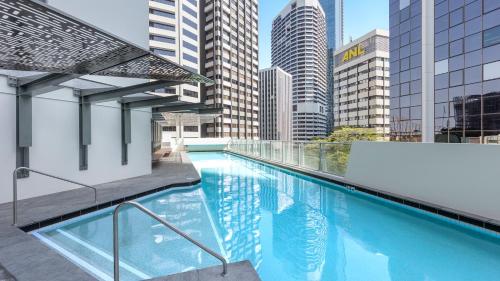 Oaks Brisbane Aurora Suites tesisinde veya buraya yakın yüzme havuzu