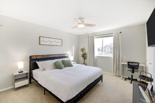 Tempat tidur dalam kamar di Comfy Family-size Townhome 2BR-5 People near Old town Arvada-10min walk