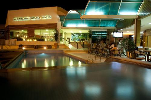 einen Pool vor einem Restaurant in der Nacht in der Unterkunft Indaiá Park Hotel in Campo Grande