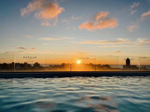 Piscina de la sau aproape de Dazzler by Wyndham Montevideo