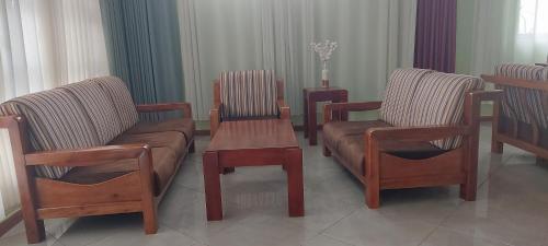 uma sala de espera com cadeiras, um sofá e uma mesa em SEED HOTEL em Entebbe