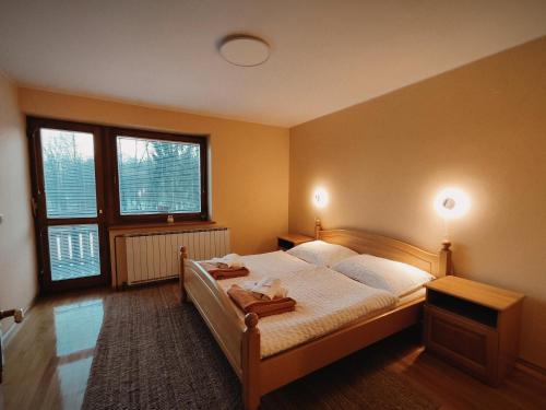 een slaapkamer met een bed met twee handdoeken erop bij Rooms and Apartments Panker in Moravske-Toplice