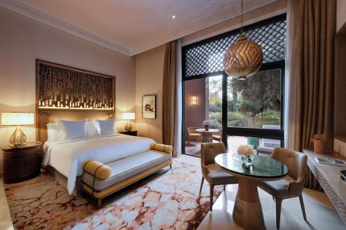 เตียงในห้องที่ Four Seasons Resort Marrakech