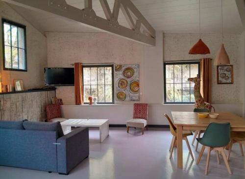 uma sala de estar com um sofá e uma mesa em Holiday Loft 58 em Arbois