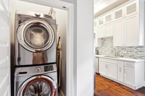 a kitchen with a washer and dryer in a room at Amazing 3bedroom townhome, in Historic Dryade City in New Orleans