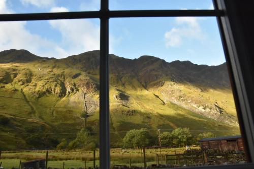 een raam met uitzicht op een berg bij Terfyn Cottage in Dinorwic