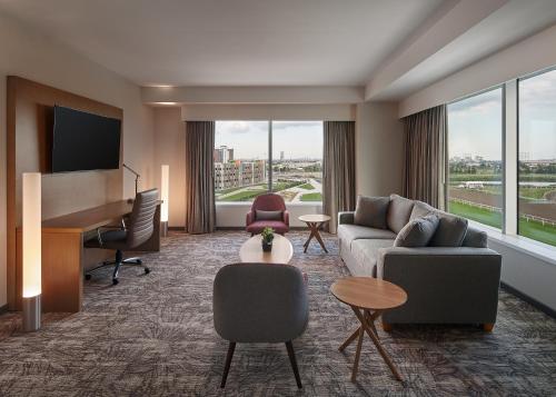 Habitación de hotel con sofá y piano en Great Canadian Casino Resort Toronto, en Toronto