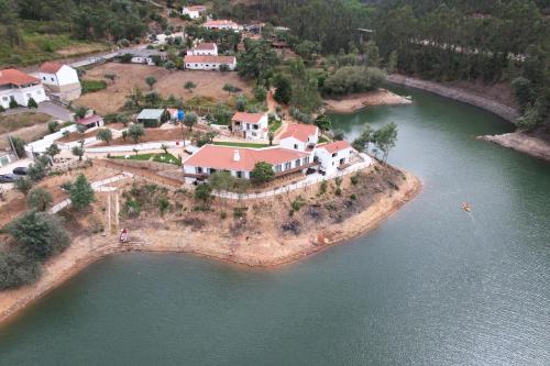 uma vista aérea de uma casa numa ilha na água em Reinado de Dom Dinis em Dornes