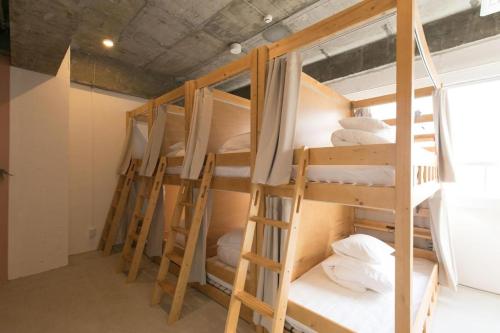 Una cama o camas cuchetas en una habitación  de hostel DEN